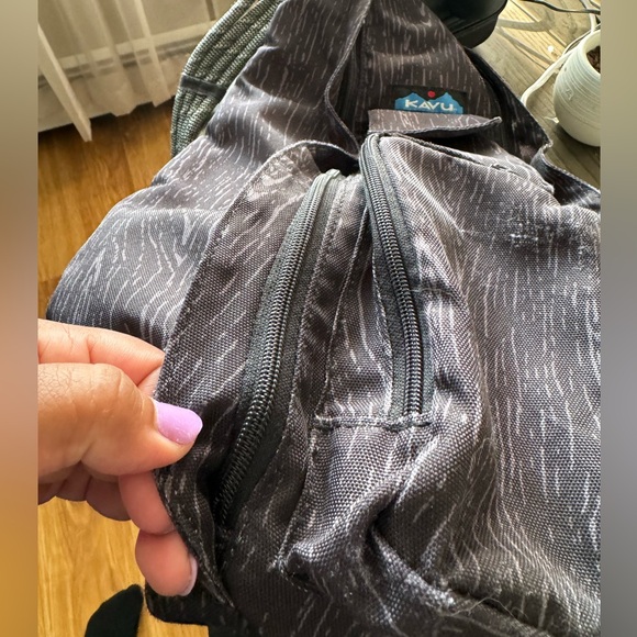 Kavu pursue (black, main zipper has some issues towards the bottom) - Picture 2 of 4